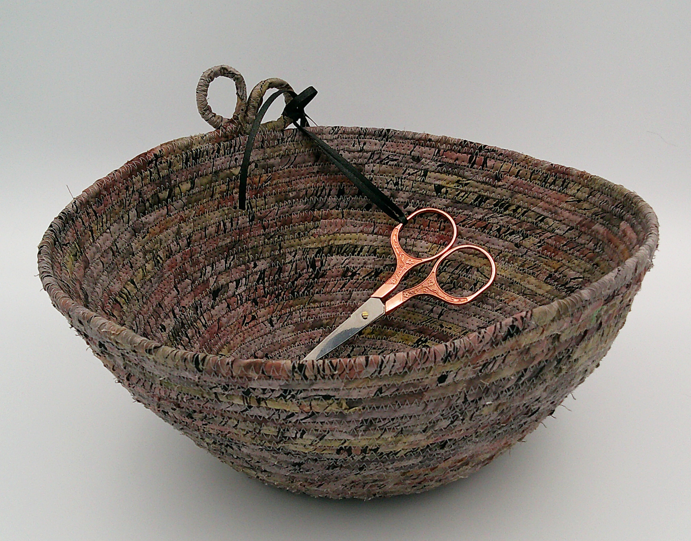 This is looking inside the bowl, seeing the scissors tied on to the loop with ribbon. This is looking inside the bowl, seeing the scissors tied on to the loop with ribbon.